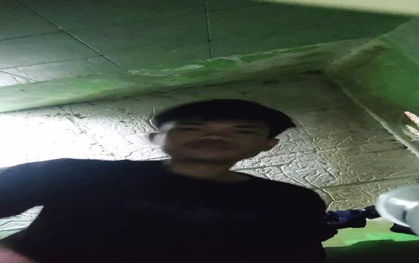 Anak laki-laki cum besar ke kamera